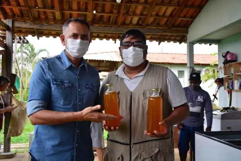 Foto com ex Governador do Amapá Waldez Góes em apresentação do Mel com o biólogo Richardson Frazão na Comundiade de Mel da Pedreira