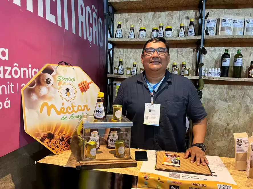 Richardson Frazao mostrando os produtos de mel