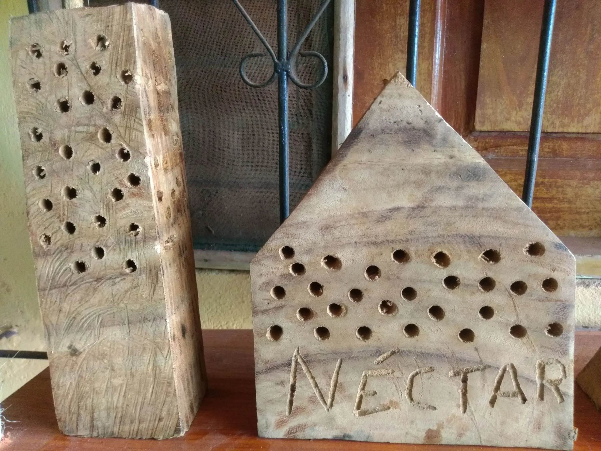 Abrigos construídos com refugo de madeira apoiam a conservação de polinizadores no Amapá. Foto: Richardson Frazão