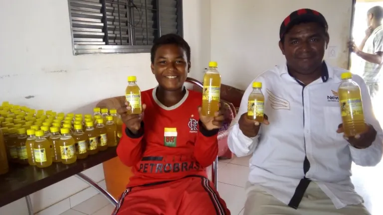 Cirilo Neto e seu pai Elizeu Cirilo com o Mel do Quilombo do Mel da Pedreira.