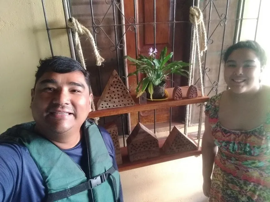 Instalação dos abrigos para insetos no Espaço Néctar da Amazônia. Self: Richardson Frazão e Ana Laura Frazão.