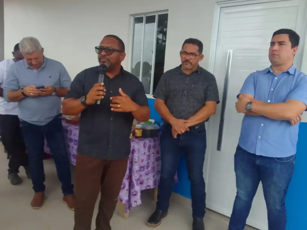 Presidente da AMORQUIMP Jaco Souza em cerimônia de entrega da Casa do Mel