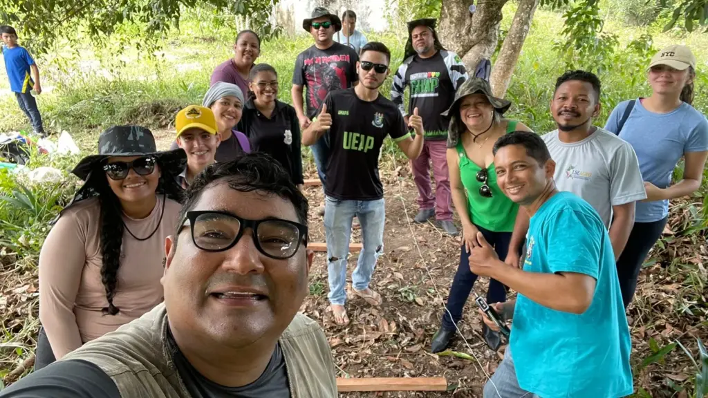Professores Alana Soares e Richardson Frazão na implantação do 1º meliponário com alunos do curso de Eng. Agronômica da UEAP Campus Território dos Lagos, Amapá. Foto Selfie