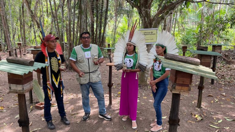 Richardson Frazao com representantes indigenas